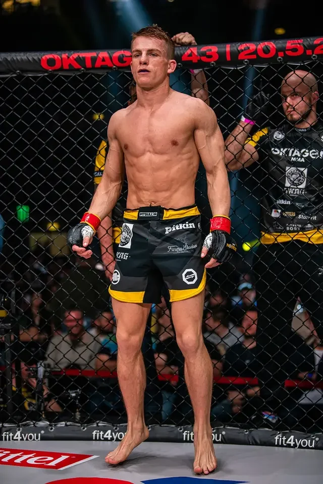Jakub Dohnal v kleci na sportovní akci Oktagon MMA