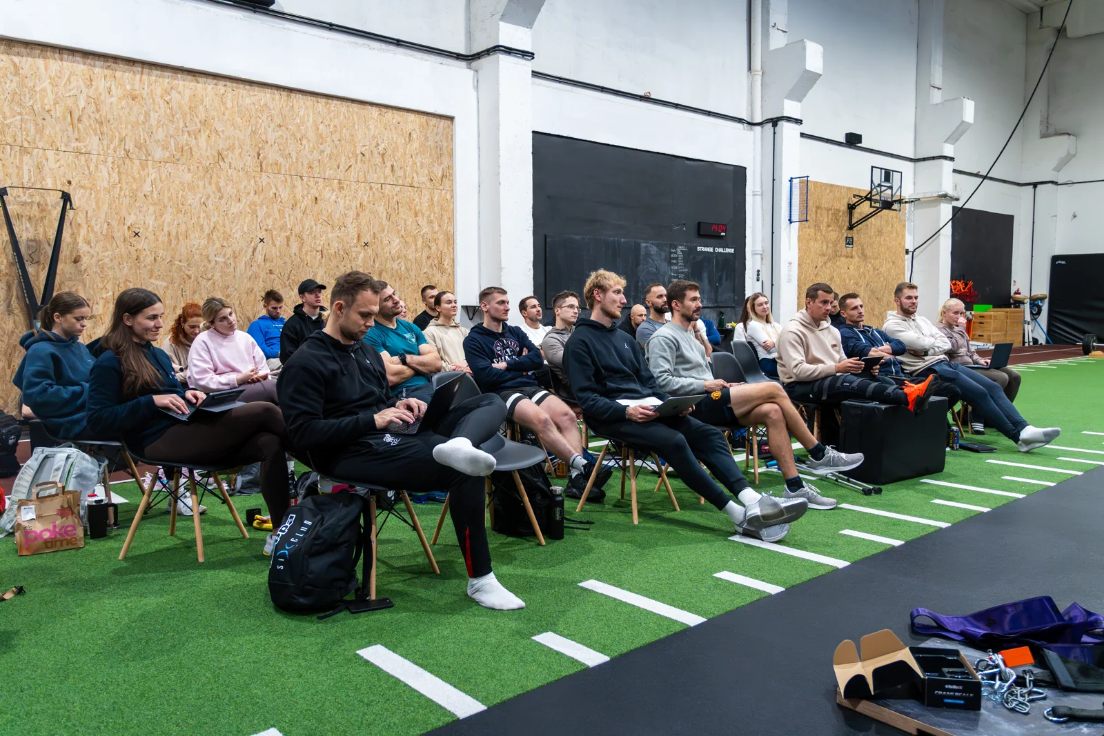 Účastníci vzdělávacího workshopu v tělocvičně