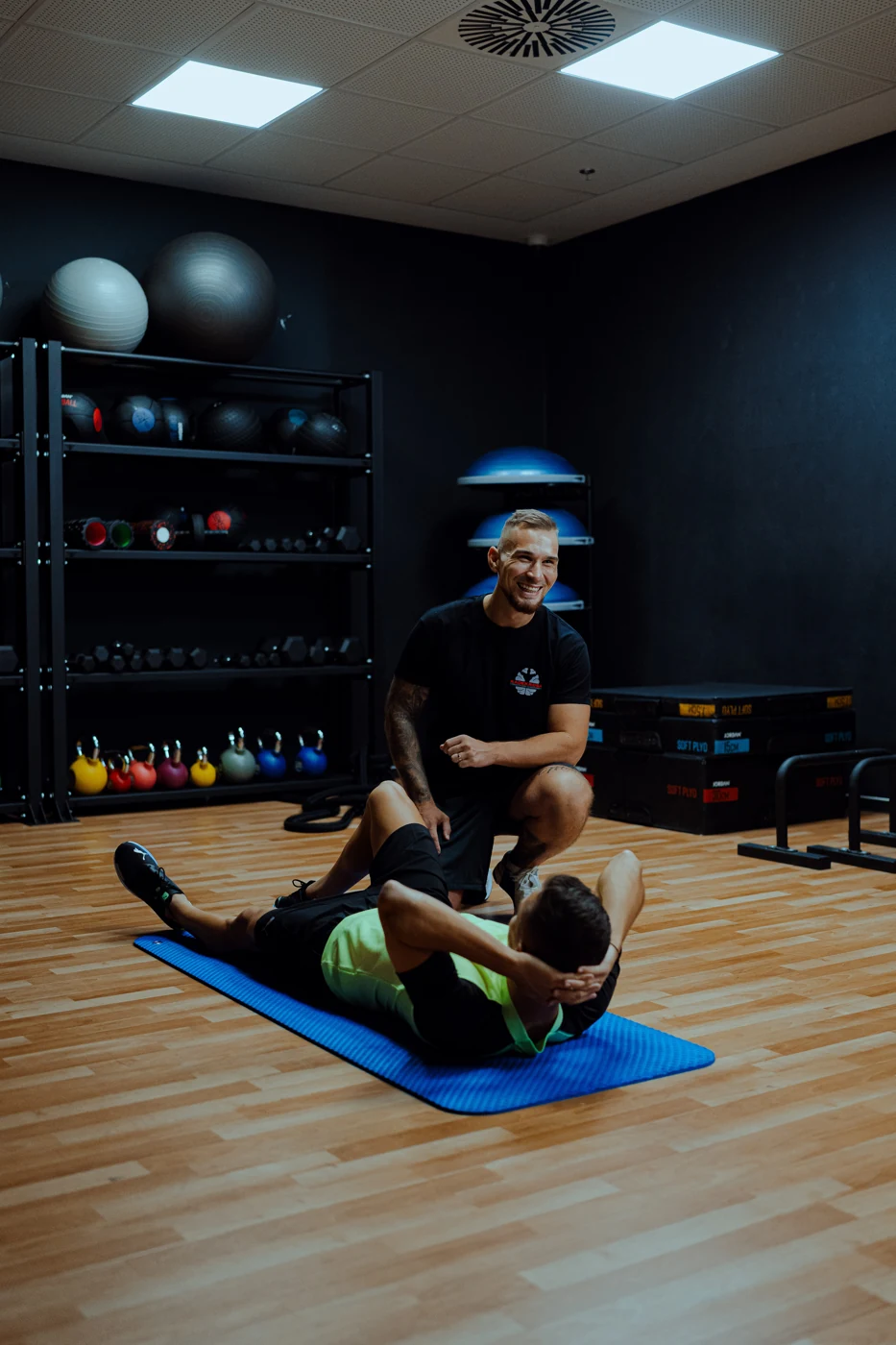 Radek Rosa při vedení sportovce během cvičení na podložce