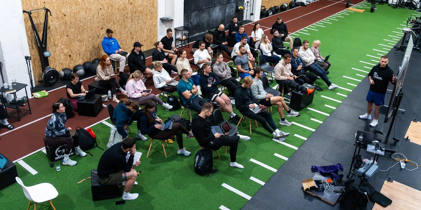 Účastníci workshopu Svalové kontrakce ve Strange Training